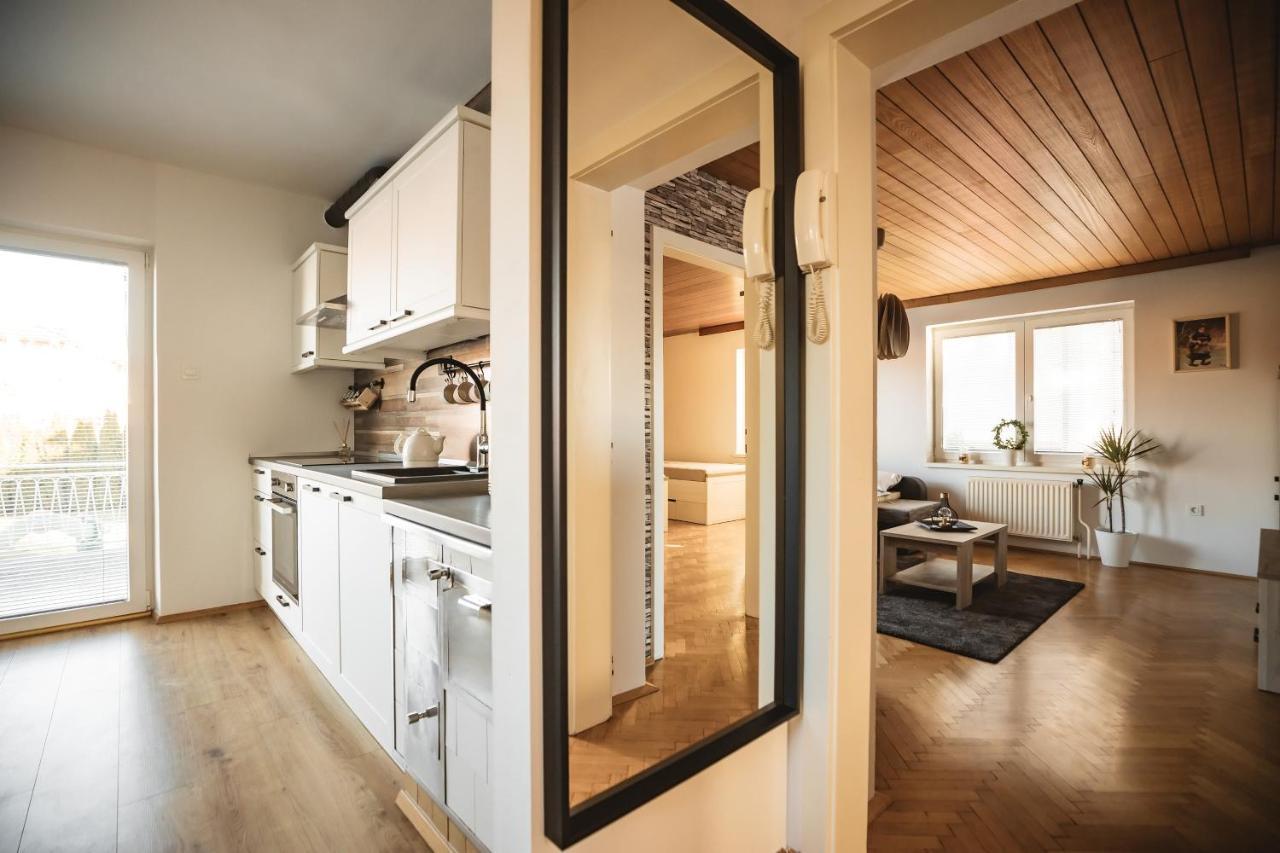 Drive Caffe Apartments Trzin Eksteriør bilde